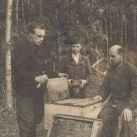 Справа налево: дед Павел Федорович, двоюродный брат Саша, отец Михаил Павлович, 1950-е гг, пасека